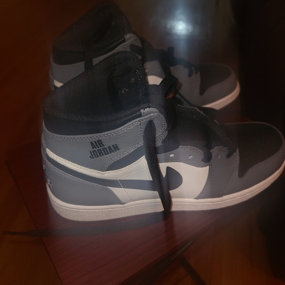 Jordan 1 Retro Sneakers - Picture 3 of 5